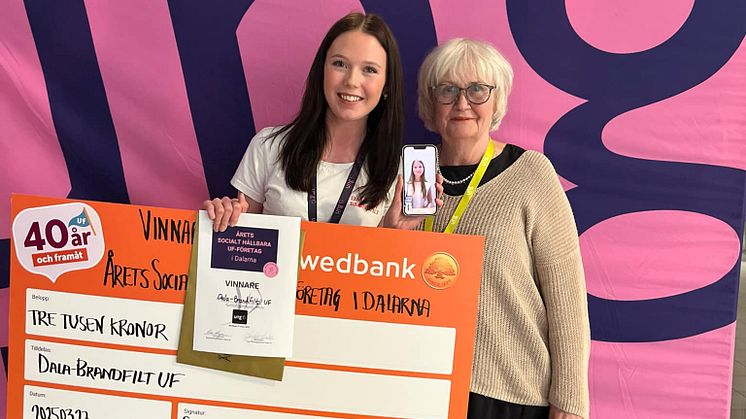 Dala Brandfilt UF fick ta emot pris som Årets Socialt Hållbara UF-företag. Priset delades ut av Ewa Lövgren från Sparbanksstiftelsen Dalarna. Bild:  Ung Företagsamhet Dalarna