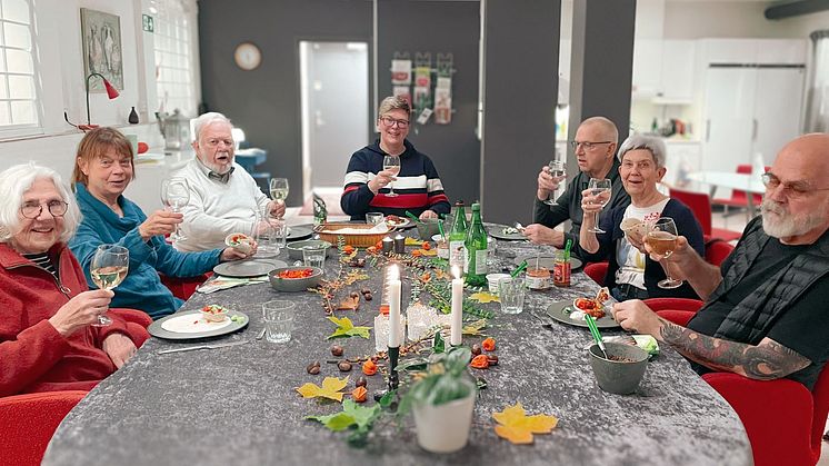 Fr. v. i bild: Maj-Britt Nilsson, demenssjuksköterska Eva Granvik, Lars Olsson, anhörigsamordnare Anna Helkama-Rågård, Bengt Månsson och Ingrid Månsson samt Maj-Britts man, Tom Nilsson. Foto:Daniel Henriksson, Svalövs kommun.