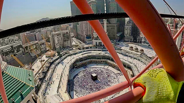 Distansbaserat expertstöd i realtid: kontroll av lyftkranar i Mecka, Saudiarabien. 