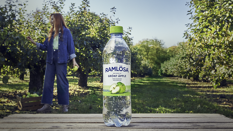 Ramlösa hyllar naturen och den svenska äppelsäsongen med smaken Grönt Äpple