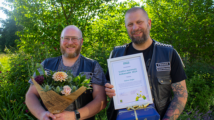 Två stolta representanter från Skånes Änglar. Från vänster i bild syns Jimmy Remnold, kassör i Skånes Änglar, och Fredrik Hanborn, ordförande i Skånes Änglar.