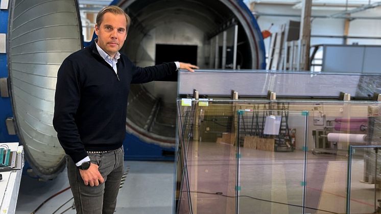 Fredrik Fränding, vd på ChromoGenics, vid företagets produktion av ConverLight® Dynamic – dynamisk glasfolie som reglerar värme och ljus i realtid för att minska energiförbrukningen i fastigheter..