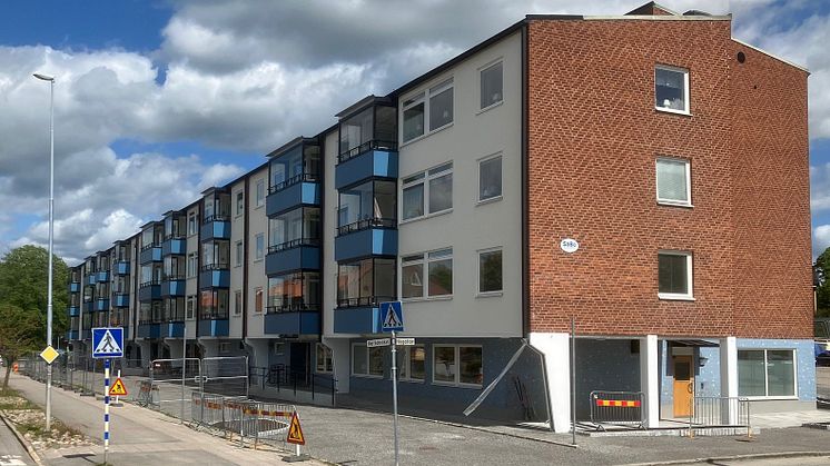 Kvarteret Soldaten i Säffle, flerfamiljshus i rött tegel med partier av vit puts, blå balkonger, 