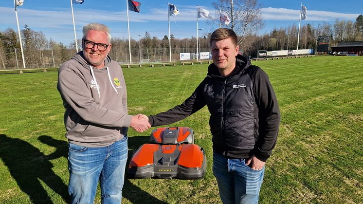 Råda BK blir första klubben i initiativet Hållbarhetsplanen – nu tar en robot över på fotbollsplanerna