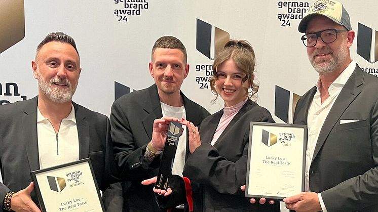 Übergabe der Urkunden des German Brand Award 2024 (v.l.n.r. Dennis Vidal, Jacqueline Prost, Daniel Stuckert, Christian Numsen)