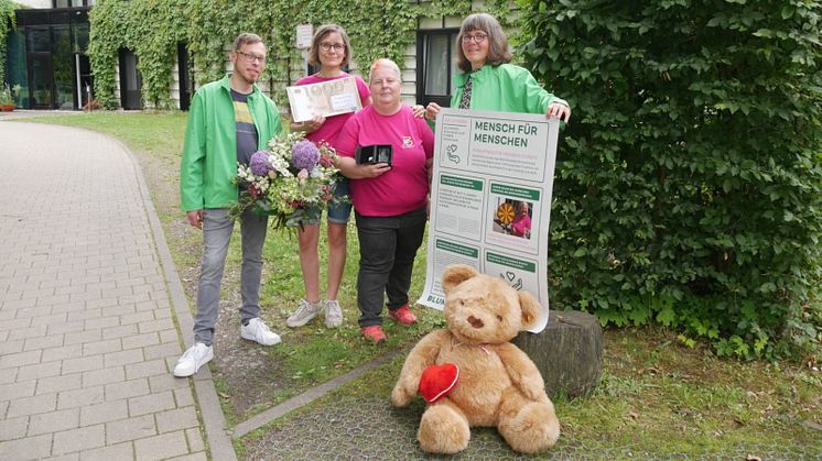 André Junghanns, Anke Voigt vom Kinderhospiz, Christine Jentzsch und Annegret Kämpfe präsentieren stolz die Preise