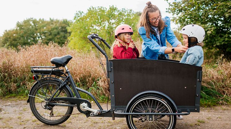 Mamma cyklar med barn i lådcykel.jpg