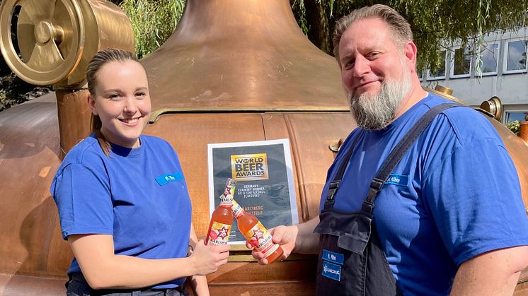 Melina und Martin stoßen auf das beste deutsche alkoholfreie Biermischgetränk Karlsberg Grapefruit an         Foto: Karlsberg