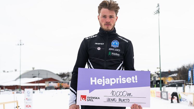 Henri Murto, Gellivare Skidallians IK med Hejapriset efter tävlingar i herrarnas 15 km klassisk stil under avslutningen av Smart Energy cup 30 mars 2025 i Kiruna. Foto:Simon Eliasson/Bildbyrån