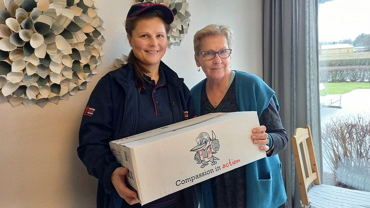 Louise Dieck från Rapid Relief Team lämnar över matpaket till Krystyna Wladyko, vikarierande diakoniassistent på Berga pastorat.