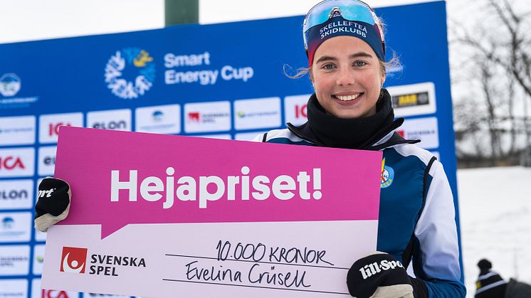 Evelina Crüsell, Skellefteå SK med Hejapriset efter tävlingar i damernas 15 km klassisk stil under avslutningen av Smart Energy Cup 30 mars 2025 i Kiruna. Foto:Simon Eliasson/Bildbyrån