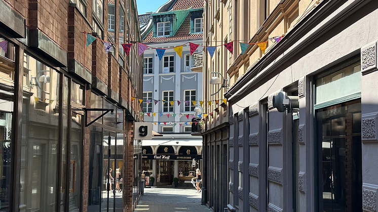 Ateljé City och Öresundsboden har skapat färgglada vimplar som pryder sidogatorna till Kullagatan.