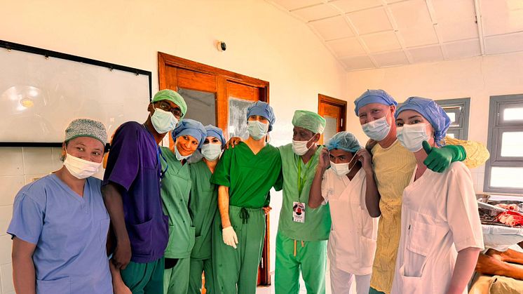 Das Team aus dem Hamburger Albertinen Krankenhaus mit Kolleginnen und Kollegen des Hopitaly Loterana Andranomadio in Antsirabe, Madagaskar. (Quelle: Albertinen-Stiftung)