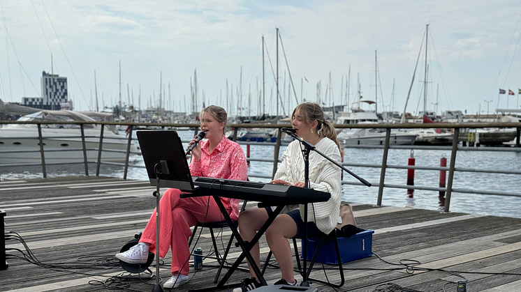 Mira Möller Nilsson och Lisa Winberg är två av eleverna från Mega Musik gymnasieskola som spelar i Norra hamnen som en del av Musik i city i sommar. 