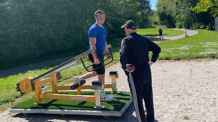 Invigning av utegym med justerbara maskiner nära Scaniabadet