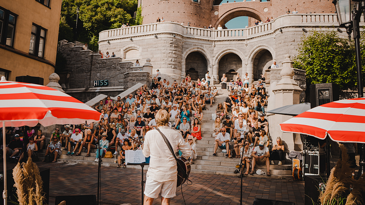 Under fyra onsdagar i rad bjuder HBG City in helsingborgare och besökare att unna sig en sommarkväll med underhållning av lokala musiker och profiler på Konsul Trapps plats.