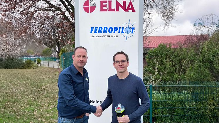 Kris Nieuwenhuis, Manager North European Markets at Ocean Signal (left), Leif Schick, Managing Director of ELNA GmbH (right)