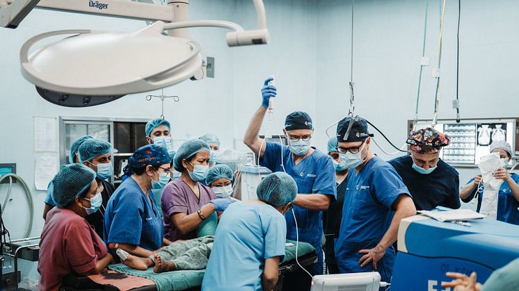 Ärzte der Stiftung Kinderchirurgie führen eine Bronchoskopie bei einem Kind im im Kanti Hospital Kathmandu durch.
