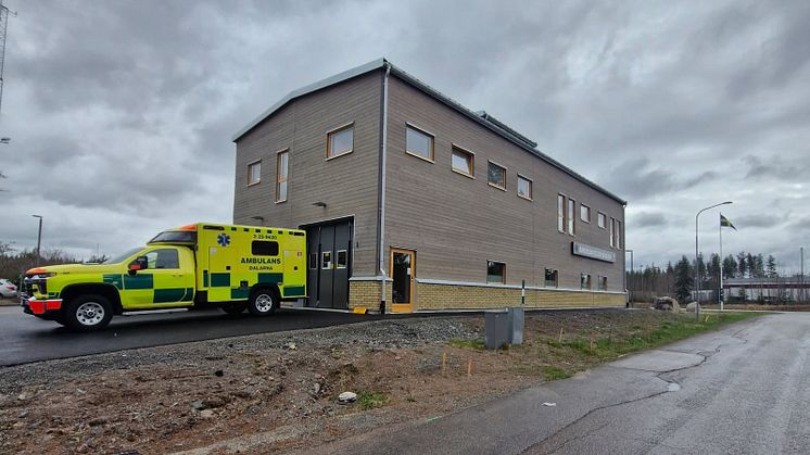 Ambulans står parkerad utanför Vansbros nya ambulansstation.