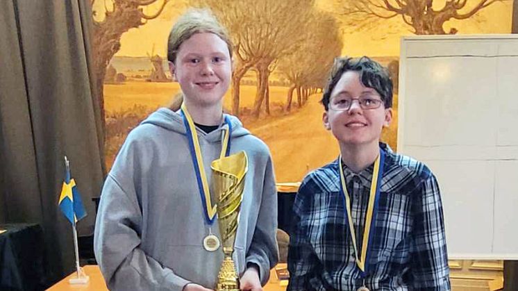 Det vinnande laget från IES Lund: Ella de la Pinsonnais och Clara Torstensson Segerbäck.