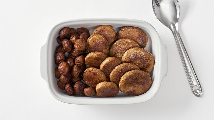 Köttbullar, pannbiffar och burgare från FELIX där hälften av köttet ersatts med grönsaker.
