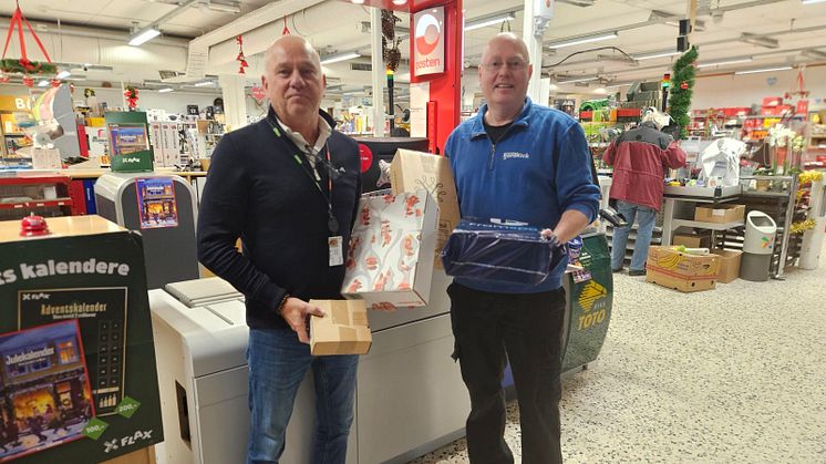 FØRST I LANDET: Daglig leder Roar Nordbø (t.h.) ved Sørbøvåg Landhandel blir først i landet med fjernbetjent utlevering av pakker fra Posten Bring. Her sammen med distriktssjef i Posten, Andreas Sundsbø. Foto: Privat