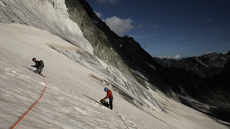 Robin Milner (teknisk leder) og Richard Kay (klatreleder og andrelege) tar en prøve på det eneste egnede stedet på Glacier de Pièce i Sveits. Zoe Salt (ekspedisjonsfotograf)