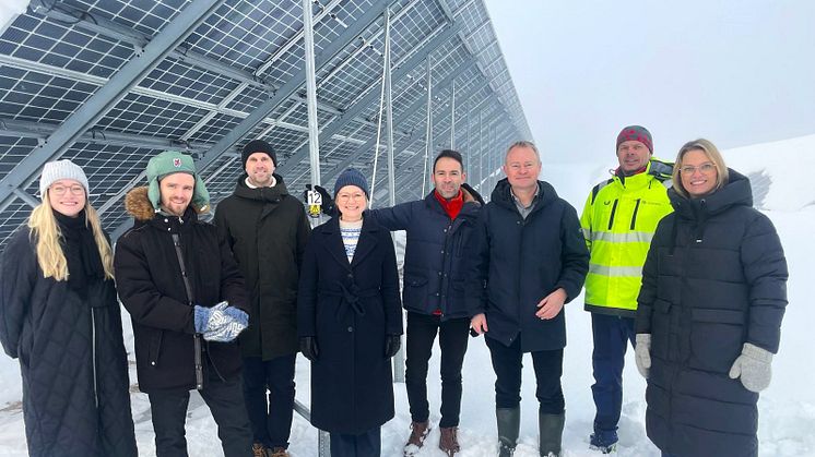 Ett inspirerande besök på Furuseth solkraftverk av norska Arbetarpartiets fraktion i energi- och miljökommittén