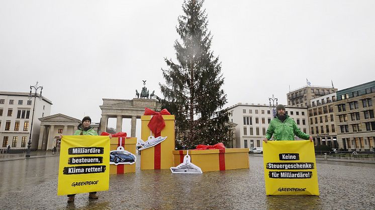 Greenpeace-Aktive protestieren für eine Milliardärssteuer für gerechten Klimaschutz