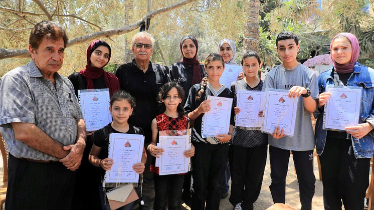 Barnen vars noveller nu publicerats i boken ”Här var vårt hus – barns berättelser från Gaza”. Från höger till vänster: Rad 1: Maram Daghmash, Jamen Abo Rezek, Jenan al-Doghmeh, Qatr al-nada al-Kassas, Heba Abd al-jawad och Juman.Foto: Shrouq Doghmosh
