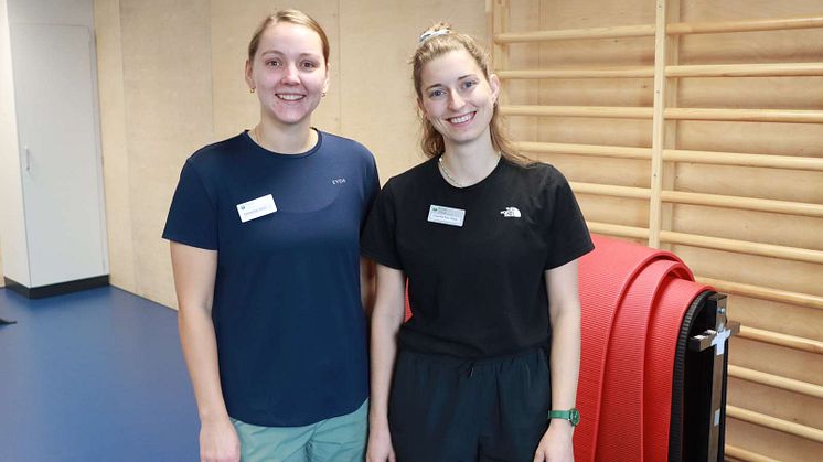Lærke Juul Nielsen og Camilla Køpke Rasmussen har stået for træningen af borgerne med demens i tidligt stadie. Og nu er de nyuddannede fysioterapeuter.