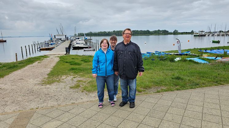 Alexander Scholer (47) und Anna Schilderoth (31) verbrachten ihre Flitterwoche mit Unterstützung von Valentina Steigerwald (51) von den Offenen Hilfen Hephatas an der Ostsee.