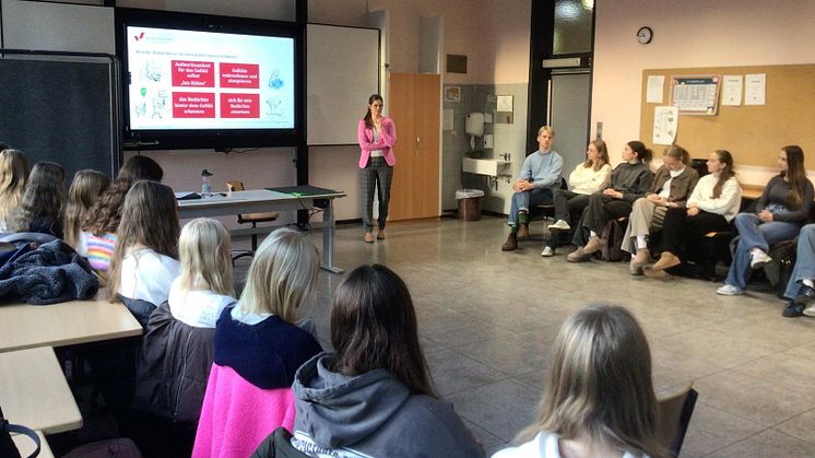 Vertrauen als entscheidender Baustein: Gymnasium Lohne und Universität Vechta erkunden gemeinsam den Umgang mit globalen Herausforderungen | "vechtaer psychology meets school no. 4"