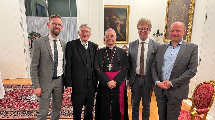 Südoldenburger beim Papstbotschafter:  Erzbischof Nikola Eterovic begrüßte anlässlich der Tagung auch apl. Prof. Dr. Michael Hirschfeld von der Universität Vechta (2.v.l.). (Fotos: Apostolische Nuntiatur Berlin)