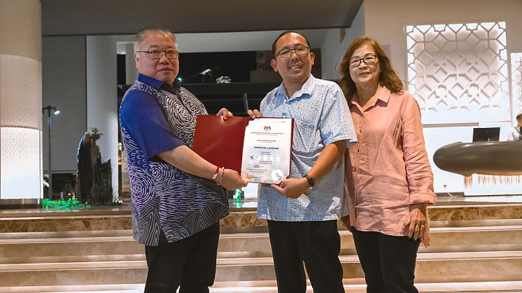 From left to right YB Dato’ Sri Tiong King Sing, Mr Au Yong Hin Yoong, General Manager of PARKROYAL Langkawi Resort and Madam Lee Hong Lan