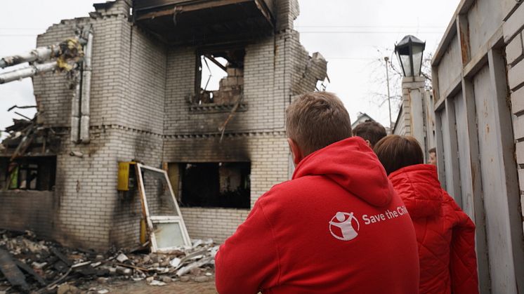 Personal från Rädda Barnen vid ett hus som förstörts i  en drönarattack i Kiev, Ukraina. Foto: Rädda Barnen.