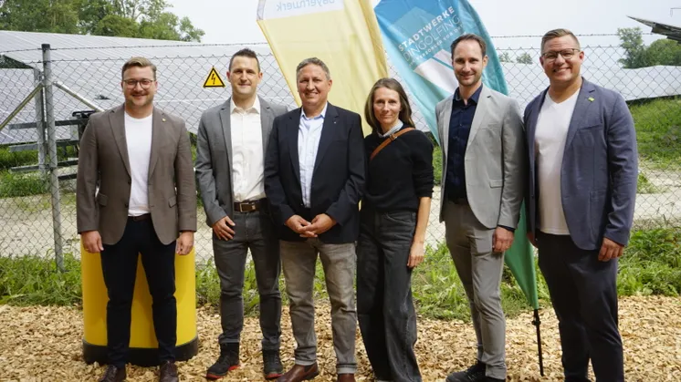 Im Dingolfinger Ortsteil Schönbühl wurde nun ein neuer PV-Park in Betrieb genommen.