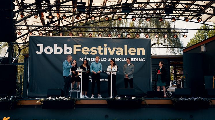 På Stora scenen i Kungsträdgården pågår panelamtal och föreläsningar hela dagen. Framför scenen finns det över 50 arbetsgivare söm söker personal.