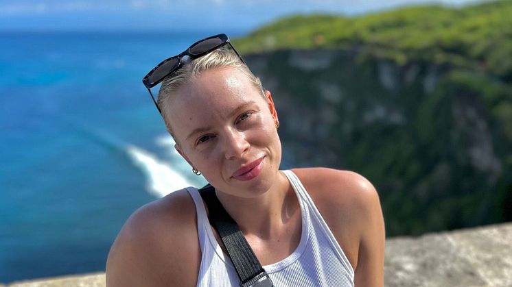 Serine forlot A4-livet for å studere på nett fra Bali