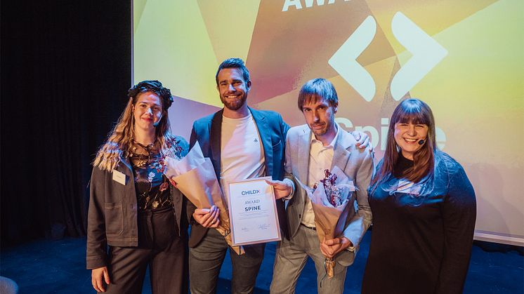 Spine tilldelas ChildX Award 2024 på ChildX konferens. I bild: Ida Östensson, generalsekreterare ChildX, Johannes Dijkstra och Sebastian Landers, båda Spine, och Elise Thoen  Policy- och Programdirektör på ChildX.