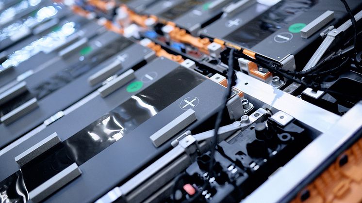 Neue Batterie-Fertigungsstätte in Köln startet mit der Serienproduktion von Antriebsbatterien