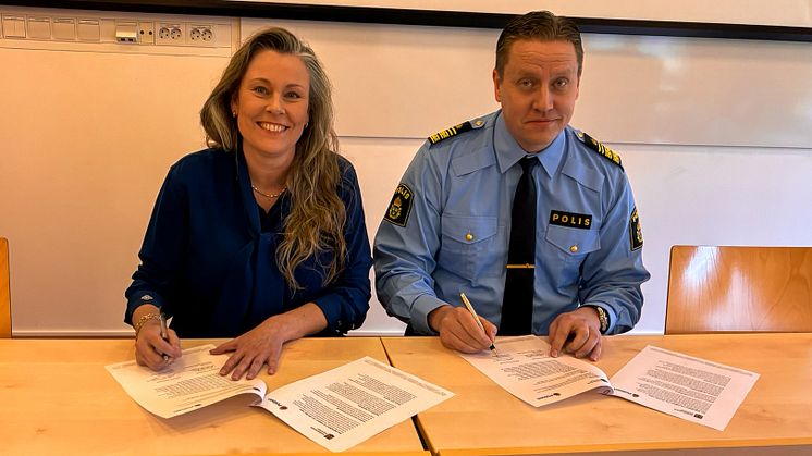 Kommunstyrelsens ordförande Camilla Palm (M) och Fredrik Liljeroos, områdeschef för lokalpolisområde Kristianstad undertecknar nya överenskommelser för att öka tryggheten i Kristianstad. 