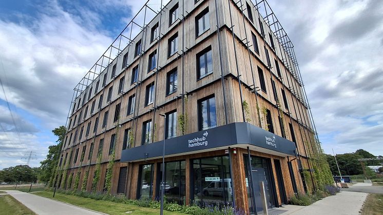 Neue Maßstäbe im nachhaltigen Städtebau: Holzfassade aus Kebony, in Kombination mit vertikaler Begrünung