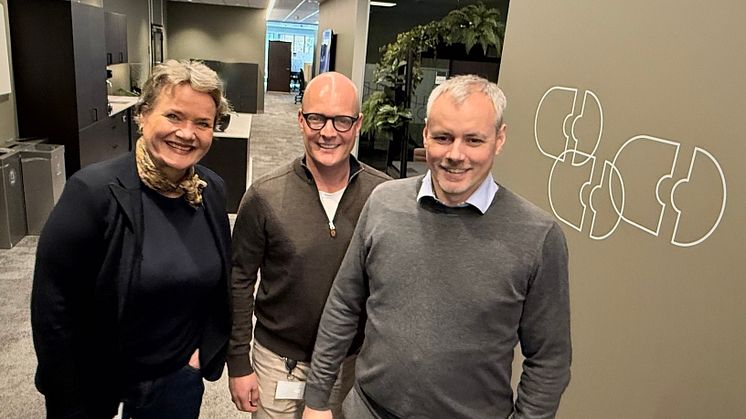 – Vi finner løsninger for Capgeminis fortsatte vekst, sier Trine Maren Skott-Myhre og Kolbjørn Stuvebakken i Kontorhuset til regiondirektør Frode Hansen. Han planlegger nyansettelser hver andre uke fremover.