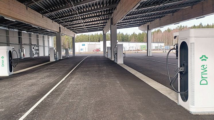 Bilden visar laddare från Xcharge som kommer att installeras i depåerna i Blekinge. Bilden är ett montage.