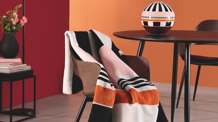 Neue Wohndecke: Intensive Farben und Kontraste mit dem Dekor Memphis