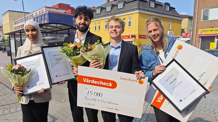 Fr.v. Tredjepristagare Fartun Ahmed Nuur, vinnarna Raman Walli och Elias Kalliokoski samt Jessica Hallqvist som mottog priset för andrapristagarna. 