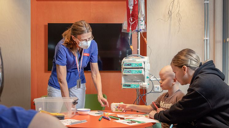 Reviderad cancerstrategi ska omfatta barn men också familjernas behov behöver ingå
