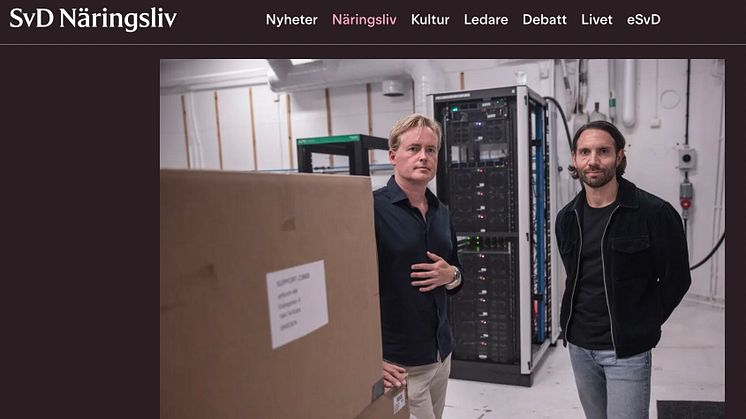 Thomas Eriksson och Karl Höglund från Xiris Group vid deras serverställ i Östermalm. Foto: Per Elinder Liljas