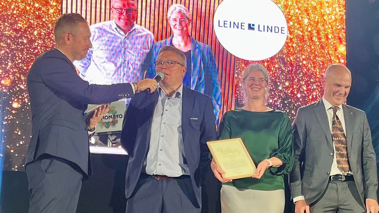Leine Linde har äran att ta emot Strängnäs kommuns Hållbarhetspris 2024
